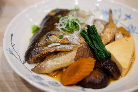 日式菜肴中用酱油煮的美味鲑鱼头图片