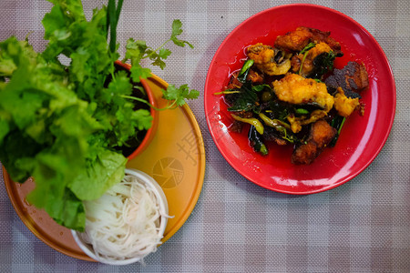 泰国食粮泰国鱼炸炒脆肉辣椒和甜烤面包饼图片