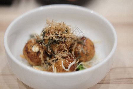 白碗中的章鱼烧丸子日本料理图片
