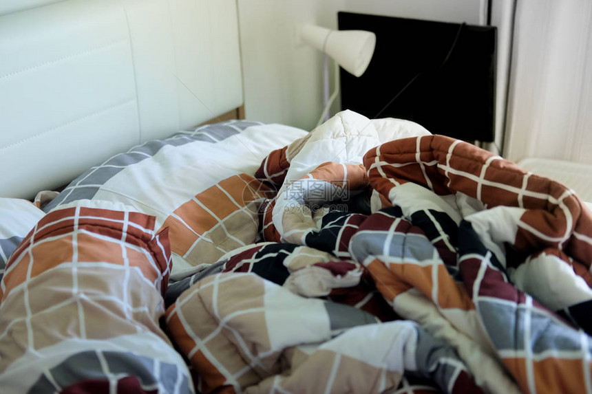 无缝床有折叠床单和枕头之后舒适的哑图片