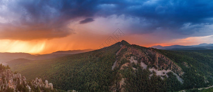 俄罗斯南乌拉尔山顶的日图片