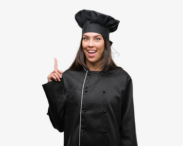 穿着厨服的年青西班牙厨艺女厨师长穿着厨服图片