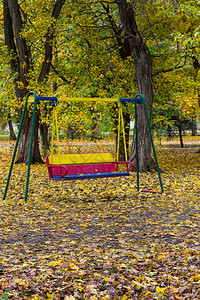 秋天空无一人的孩子在市公图片