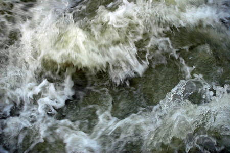 流动的洪水在被洪水淹没的河流上沸腾和转动图片