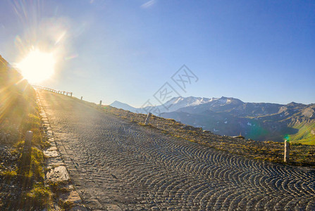 高金牛路正在导致太阳升起在Edelweisspisspi图片