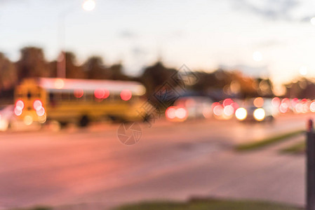 散景灯散焦美国德克萨斯州休斯顿的交通拥堵和失焦城市交通图片