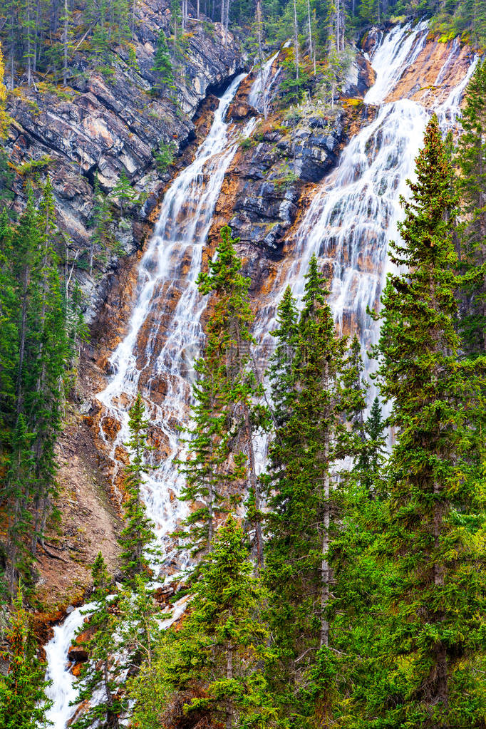 级联的格拉西湖瀑布在加拿大落基山脉坎莫尔附近的艾伯塔省卡图片