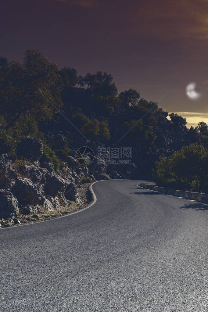 月光下西班牙坎塔布连山脉蜿蜒曲折的沥青路伊比利亚半岛的壮丽景图片