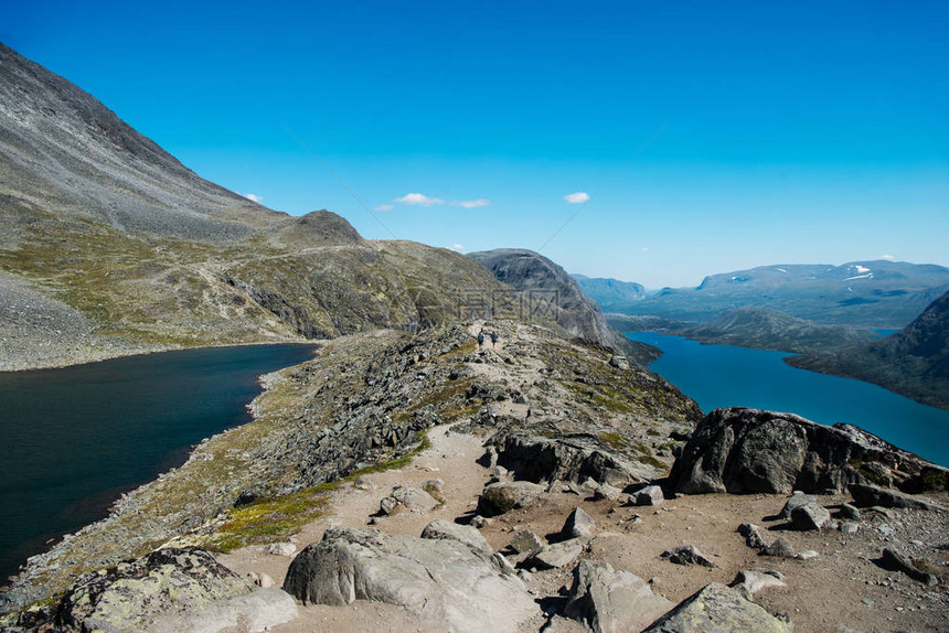 人们在挪威约顿海宁公园的Gjende湖上的Besseggen山图片