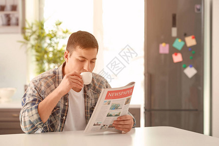 男人在家吃早饭时看早报图片