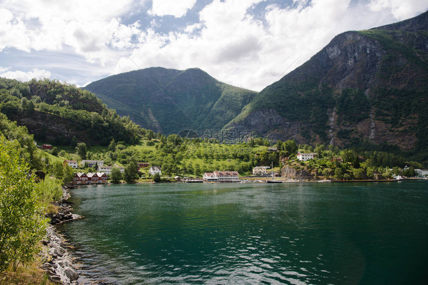 挪威大山AurlandsfjordAurlandsfjorden沿岸美丽山丘附近的F图片