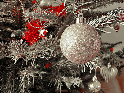 金球挂在一棵圣诞树上图片