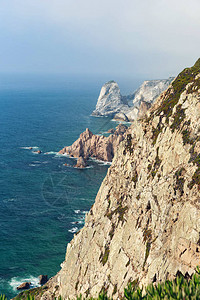 葡萄牙的CabodaRoca岩石和蓝海图片