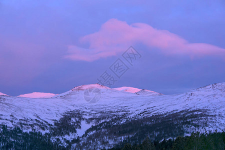 在乌拉尔北部雪山峰上温高清图片