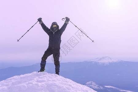 登山者狂喜到达豌豆之巅图片