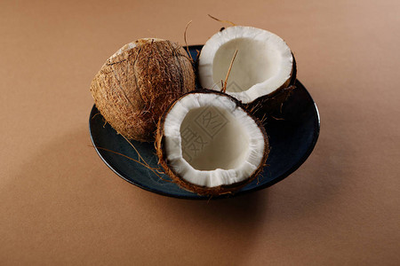 盘子上的天然椰子图片