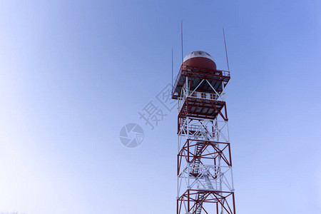 球形保护圆顶上的天气监视雷达图片