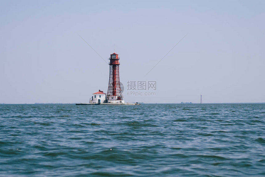水上灯塔平静海景水质感图片