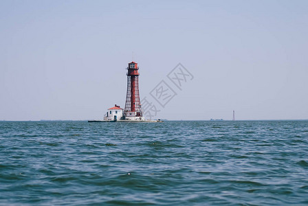 水上灯塔平静海景水质感图片