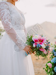 新娘穿着白色礼服图片