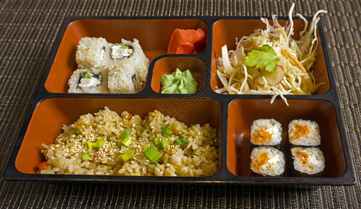 以日本式的午餐经商用陶瓷中餐盒图片