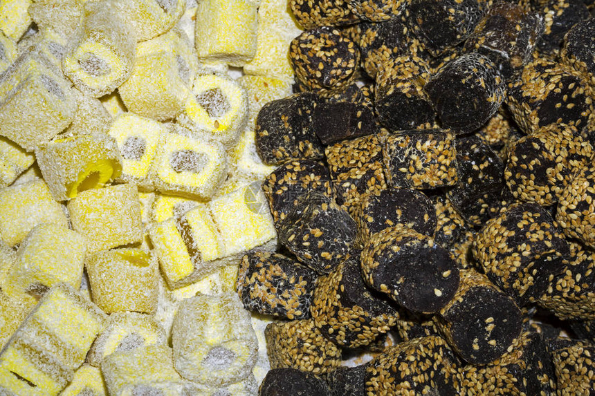 以干椰子薯片和带有芝麻的巧克力玻璃色为特色的黄水果图片