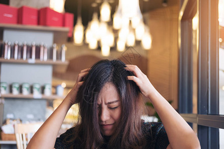 一位亚洲女在餐厅感到愤怒和不高兴图片