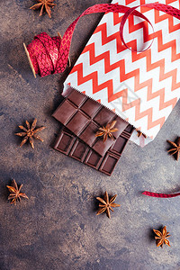 红纸礼品包中一套甜牛奶白巧克力和黑巧克力条图片