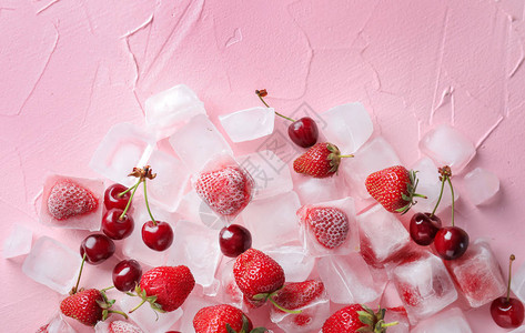 彩色背景中带草莓和樱桃的冰块图片