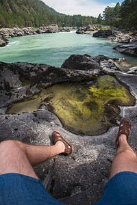 旅行自由和旅游概念山顶的男双腿图片