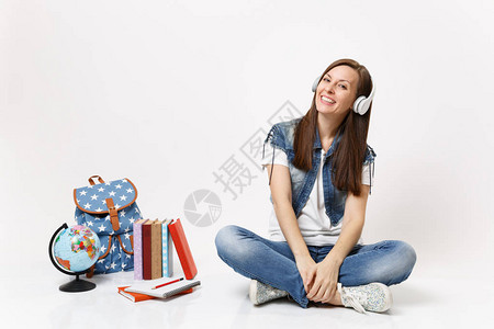 年轻的休闲微笑快乐女学生戴着耳机听音乐图片