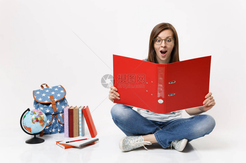戴着眼镜的年轻惊讶女学生拿着红色文件夹寻找文件图片
