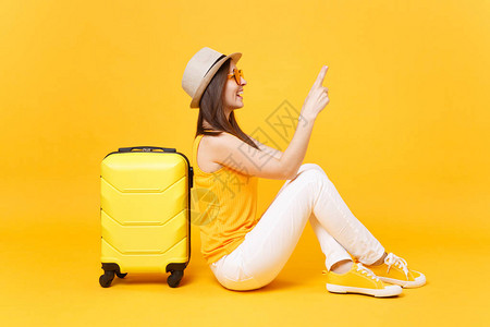 身穿夏季休闲服的旅行者旅游女背景图片