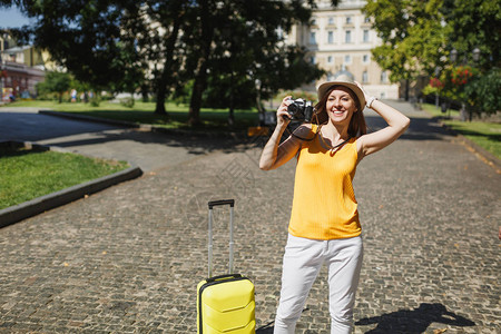 微笑的旅行者旅游女人穿着黄色休闲服图片