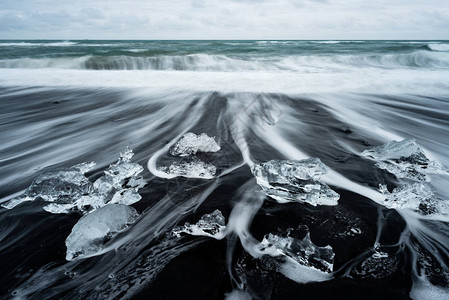 冰岛冷的海滩大西洋黑色火山沙上的冰山旅游景点图片