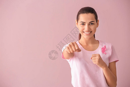 彩色背景的粉红色丝带乳癌概图片