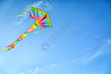 美丽的风筝在蓝天飞翔图片