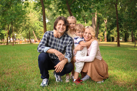 夏日公园里的幸福家庭图片