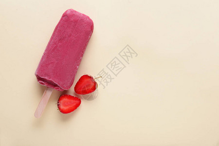 浅色背景中的美味草莓冰淇淋背景图片