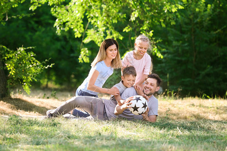 快乐的家庭在户外玩球图片