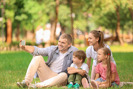 在绿色公园自拍的幸福家庭图片