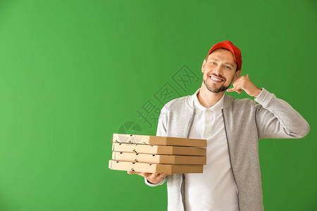 带披萨盒的有彩色背景的人图片