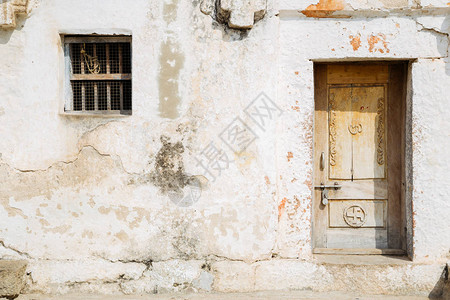 印地安老房子白色墙壁和门图片