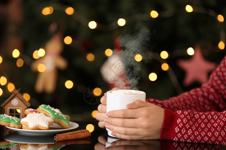 喝着美味热可和圣诞饼干的女士图片