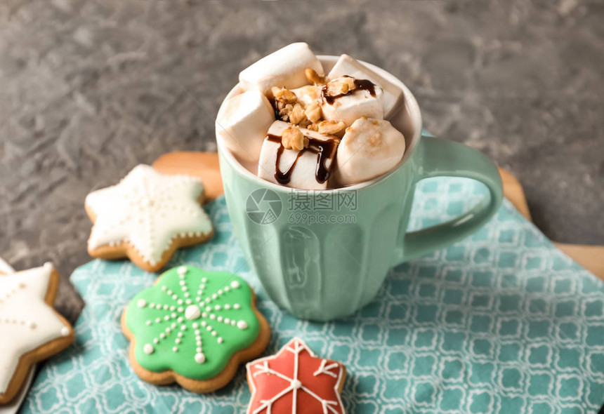 一杯美味的热可加棉花糖和圣诞饼干图片