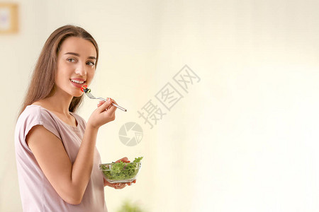 在家吃健康沙拉的年轻孕妇图片
