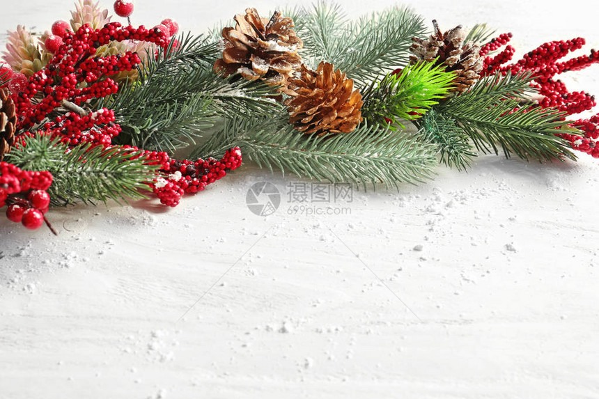 圣诞节成品有圆锥和白木背景的fir图片