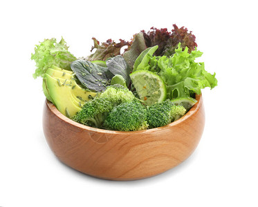 白色背景中带健康蔬菜沙拉的碗图片
