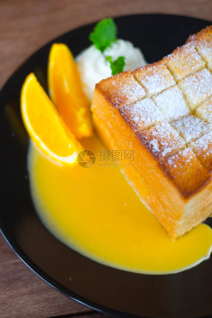 面包黄油吐司加橙果酱和水果装饰图片