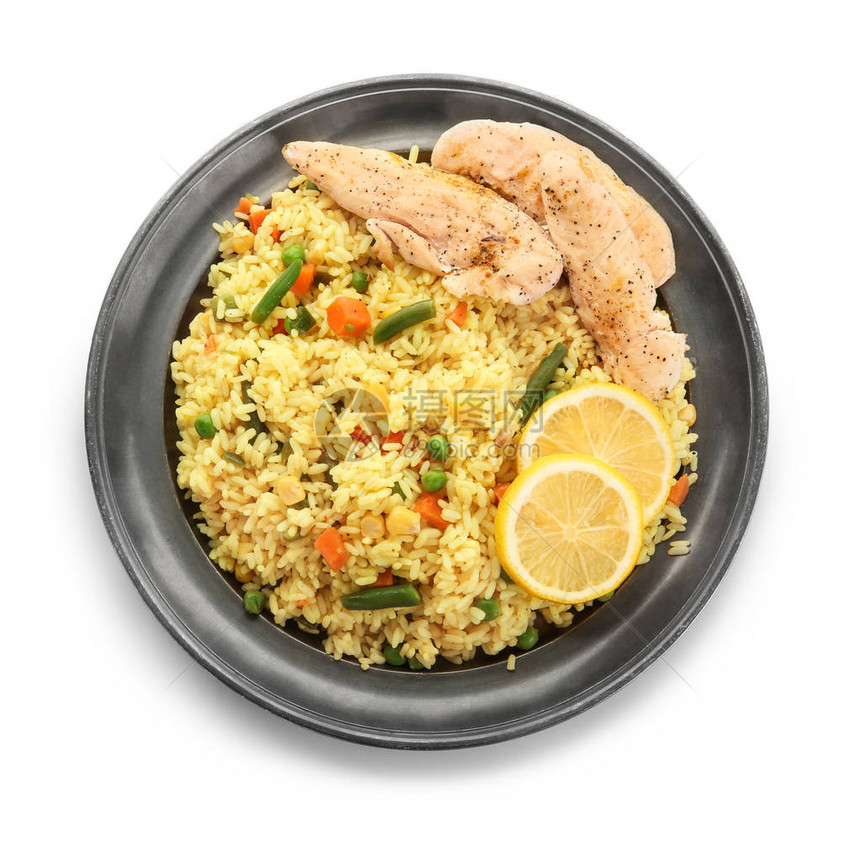 美味的煮饭大米盘子里有肉和蔬菜在图片